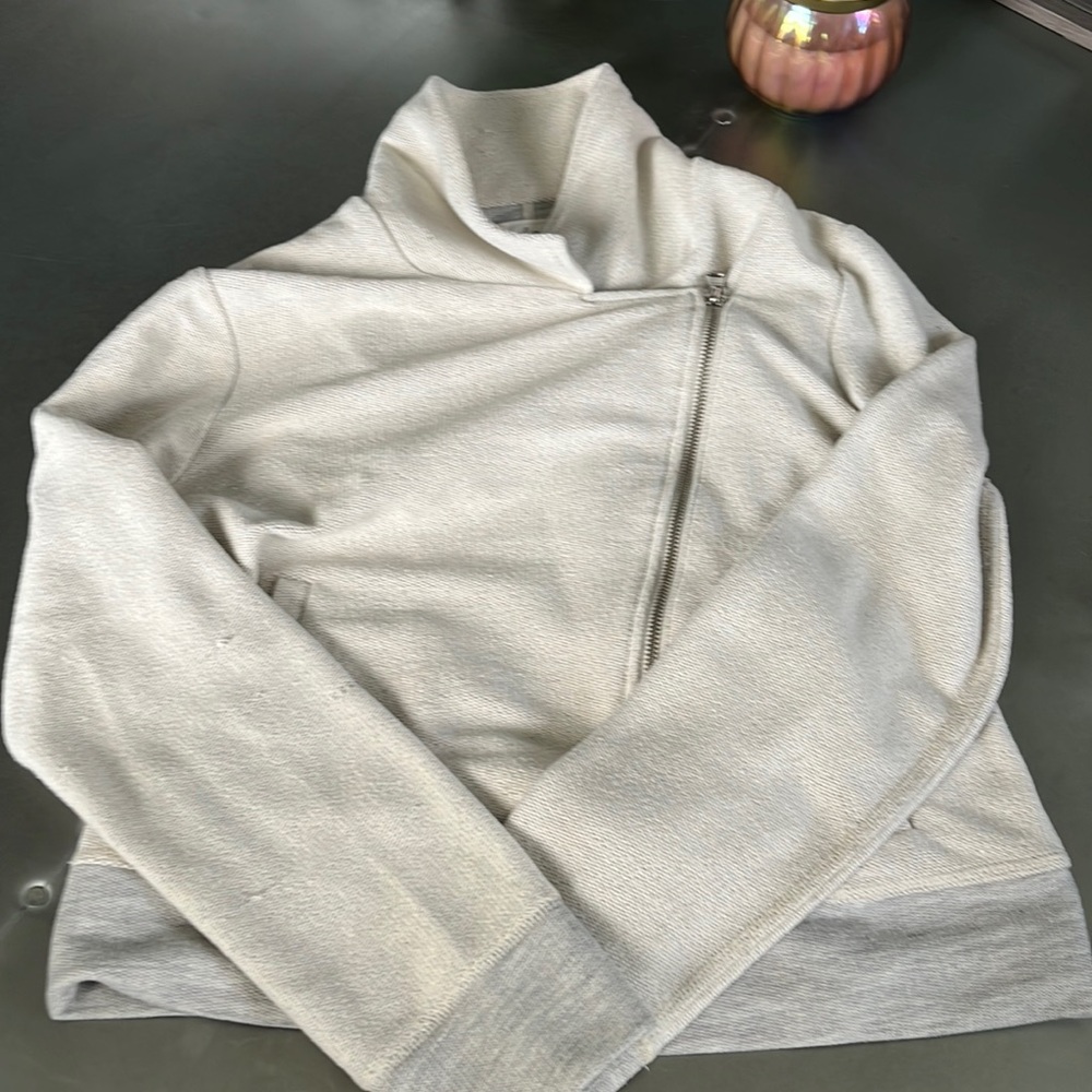 Adorable light jacket w/ asymmetrical zip and pockets! Lou&grey by loft, size M.